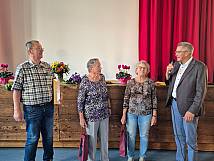 Die Gewinner des Kerwe-Quiz mit Bürgermeister Bernhard Knörzer