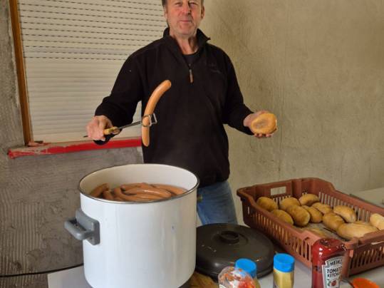 Flurreinigung 2026 - Wolfgang Graf an der Wurstausgabe