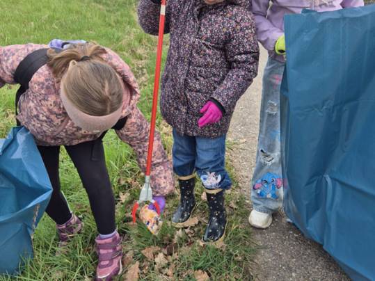 Flurreinigung 2026 - Teilehmerinnen beim Müllsammeln