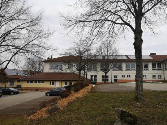 Die Turnhalle der Grundschule Neunkirchen vom Parkplatz aus betrachtet.