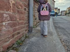 Hundekot auf dem Bürgersteig am Kindergarten