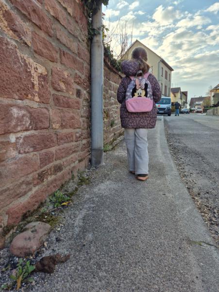 Hundekot auf dem Bürgersteig am Kindergarten