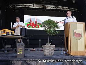 Geschenkübergabe IBS an Gemeinde - Modell der Energiezentrale