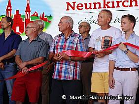 Symbolische Übergabe des Nahwärmenetzes - Beteiligte und Nahwärmekunden