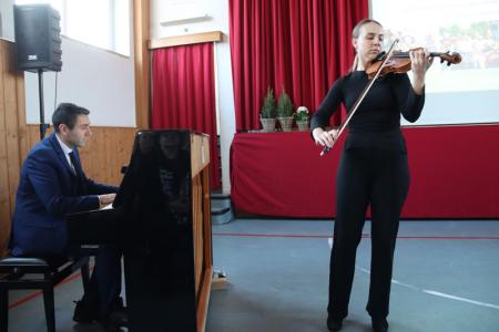Evelyne Schwarz an der Violine und Roman Birnbaum am Klavier