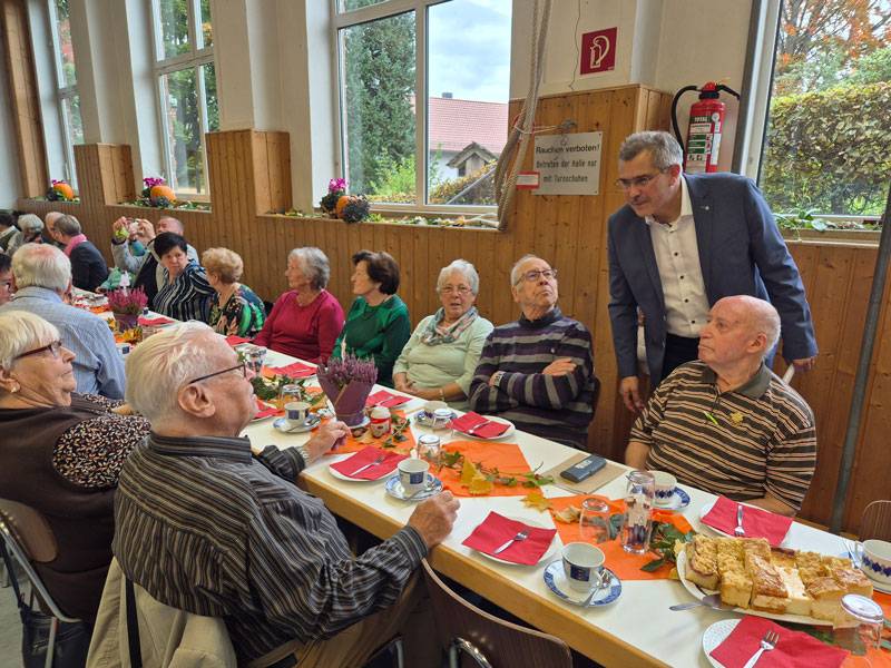 Bürgermeister Bernhard Knörzer begrüßt die Anwesenden bei Kaffee und Kuchen am Seniorennachmittag 2025
