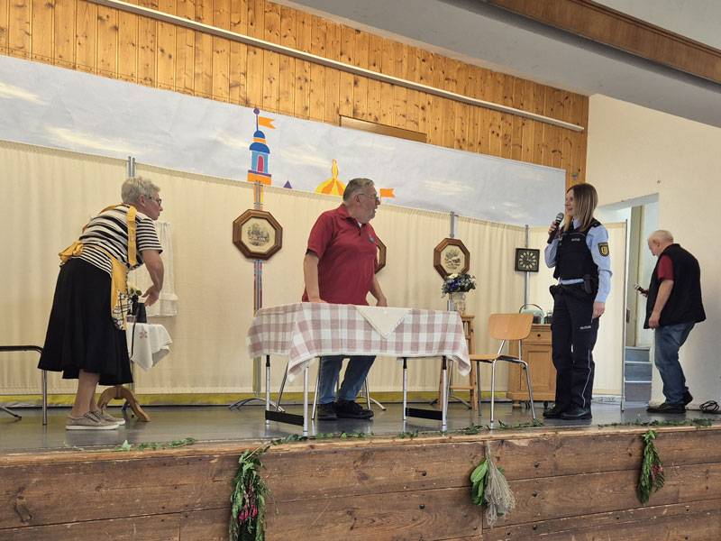 Das Teatherstück "Aufmerksame Nachbarn" von der Seniorentheatergruppe Roßdörfer Spätlese