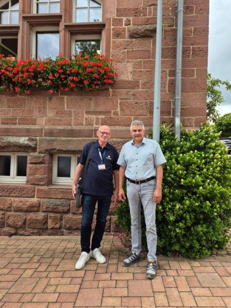 Bürgermeister Bernhard Knörzer mit Jürgen Welp von Leonet